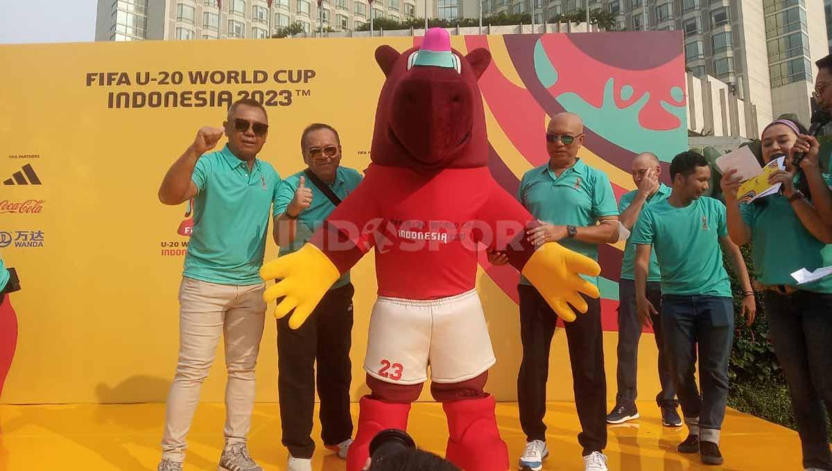 Peluncuruan Maskot Resmi Piala Dunia U-20 2023 Indonesia oleh Menpora Zainudi Amali, PSSI, dan perwakilan FIFA di kawasan Bunderan HI, Jakarta, Minggu (18/09/22).