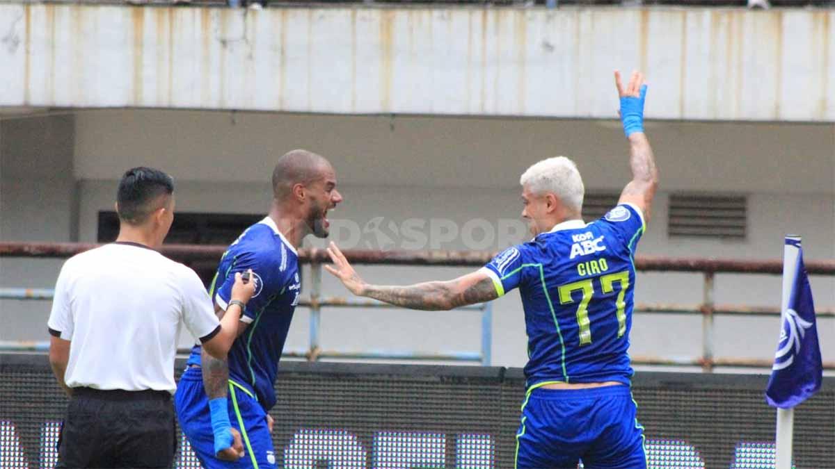 David da Silva dan Ciro Alves saat merayakan gol ke gawang Barito Putera. - INDOSPORT