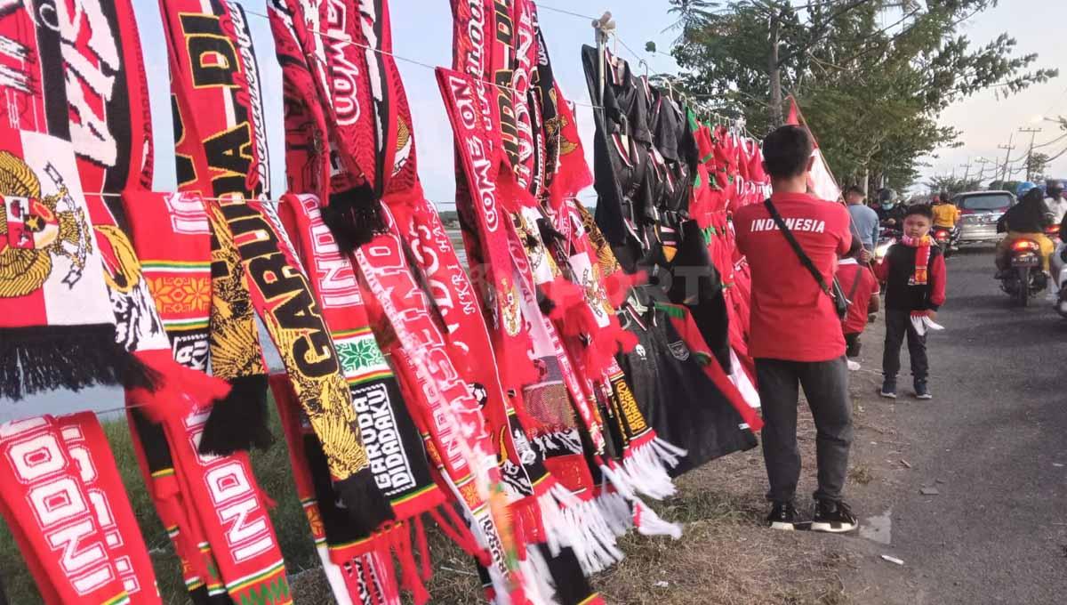 Euforia laga Timnas Indonesia U-20 vs Vietnam di babak Kualifikasi Piala Asia U-20 2023 ikut memberi dampak positif bagi pada pedagang kaki lima, khususnya penjual marchandise.