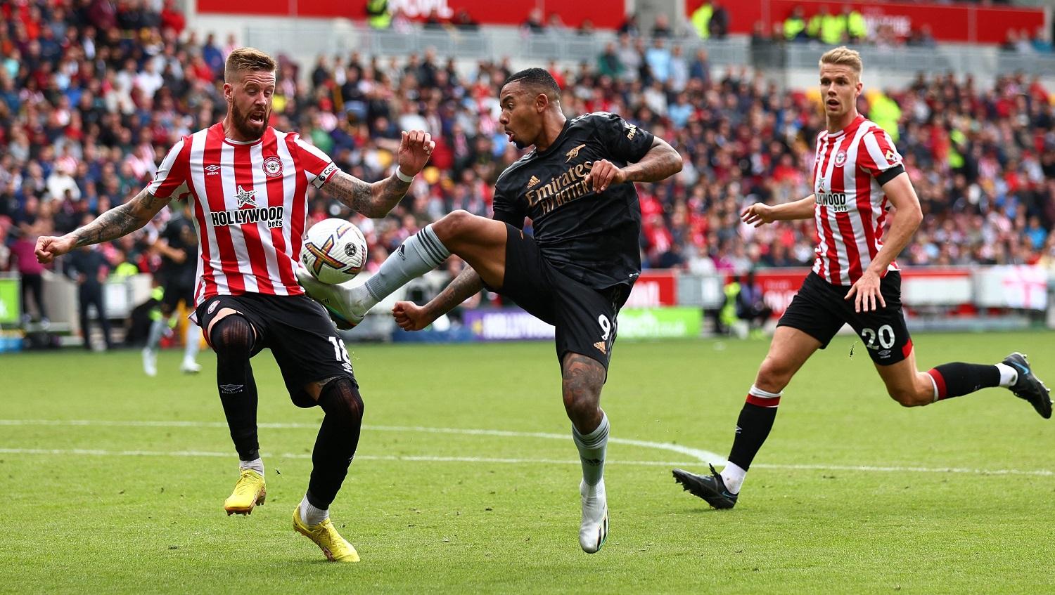 Bomber Arsenal, Gabriel Jesus, dibayangi dua pemain Brentford dalam laga Liga Inggris pekan ke-7, Minggu (18/09/22).