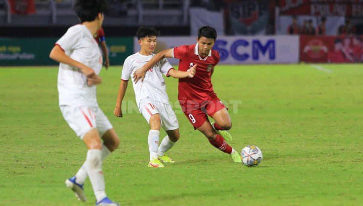 Aksi pemain Timnas Indonesia U-20, Hokky Caraka saat dihadang pemain Vietnam di Kualifikasi Piala Asia U-20 2023.