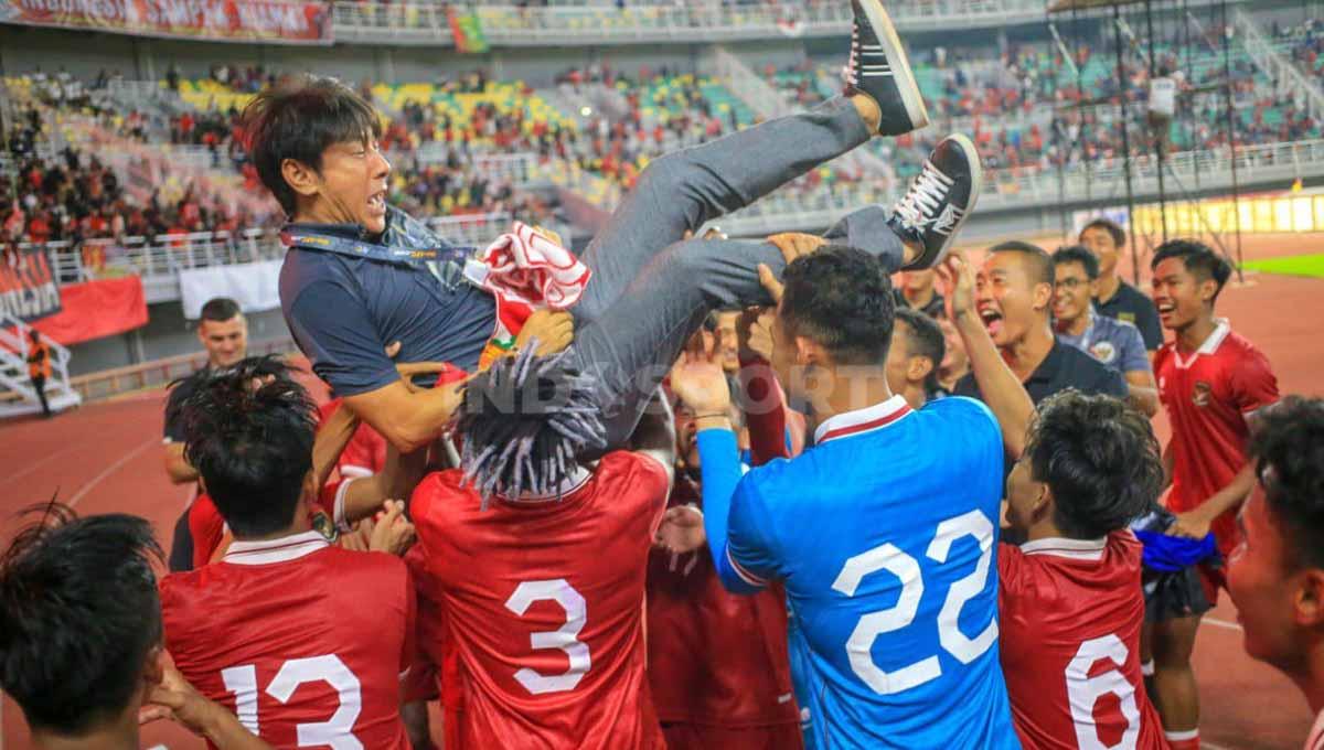 Selebrasi pemain Timnas Indonesia mengangkat pelatih Shin Tae-yong usai mengalahkan Vietnam di Kualifikasi Piala Asia U-20 2023.