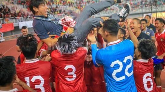 Selebrasi pemain Timnas Indonesia mengangkat pelatih Shin Tae-yong usai mengalahkan Vietnam di Kualifikasi Piala Asia U-20 2023.