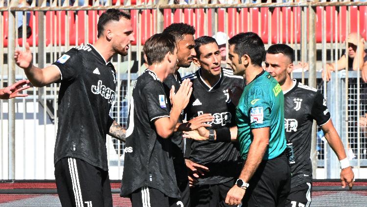 Reputasi Juventus kembali tercoreng setelah sang raksasa Liga Italia terjerat dalam skandal plusvalenza. REUTERS-Alberto Lingria