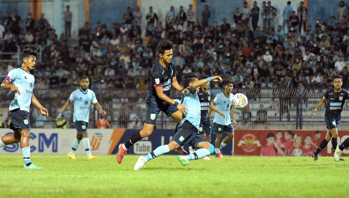 Salah satu aksi Gresik United dalam pertandingan.
