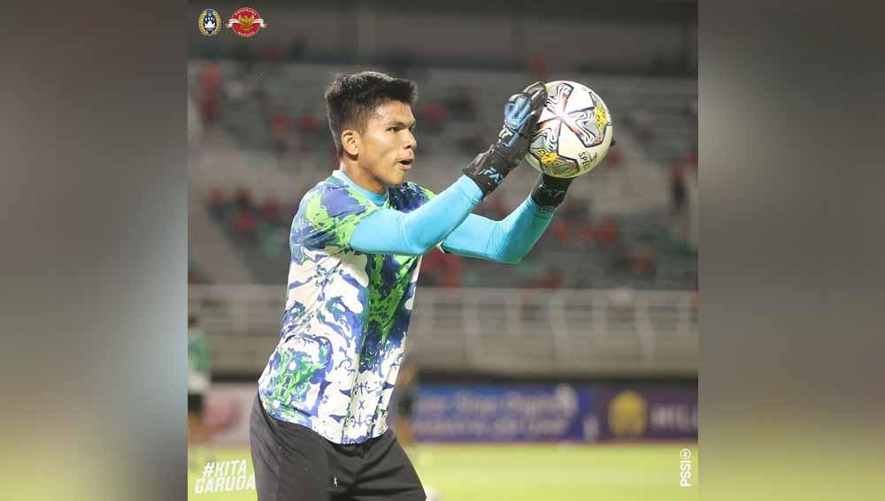 Kiper Timnas Indonesia U-20, Cahya Supriadi, ikut tegang saat menyaksikan rekan-rekannya menggasak Vietnam di laga terakhir Kualifikasi Piala Asia U-20 2023.