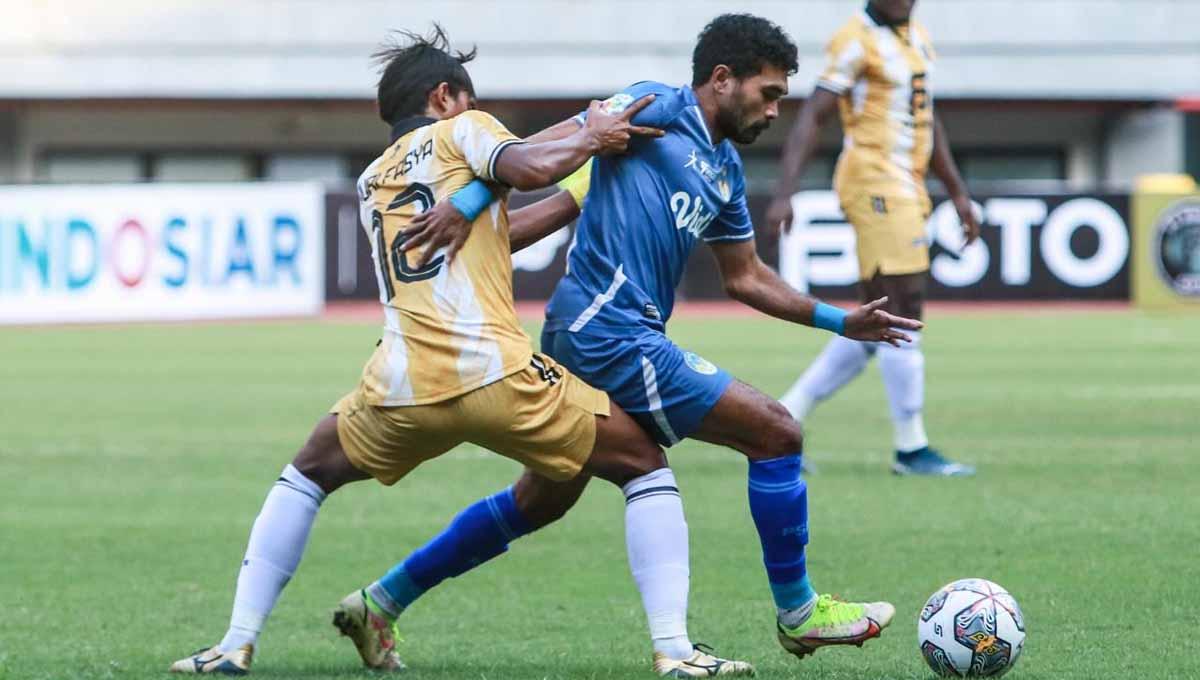 Winger PSIM, Rifal Lastori dikawal ketat bek FC Bekasi City, Nur Fasya dalam laga di Stadion Patriot Candrabhaga, Bekasi, Senin (19/9/22). Foto: PSIM
