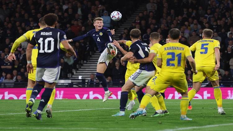 Indosport - Aksi pemain Skotlandia, Scott McTominay di laga UEFA Nations League kontra Ukraina REUTERS/Russell Cheyne