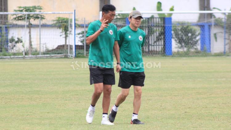 Pelatih Shin Tae-yong bersama asistennya pada latihan Timnas Indonesia sebagai persiapan FIFA Matchday menghadapi Curacao di Stadion Sidolig, Bandung, Kamis (22/09/22).
