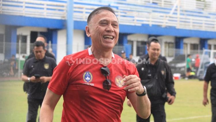 Mochamad Iriawan kembali dikecam oleh publik usai spanduk dengan namanya bretebaran di Stadion Gelora Bandung Lautan Api dalam laga Timnas Indonesia vs Curacao.