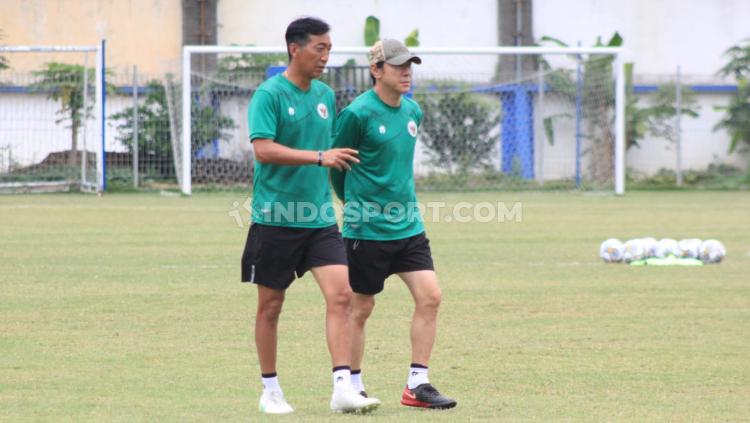 Pelatih Shin Tae-yong bersama asistennya pada latihan Timnas Indonesia sebagai persiapan FIFA Matchday menghadapi Curacao di Stadion Sidolig, Bandung, Kamis (22/09/22).