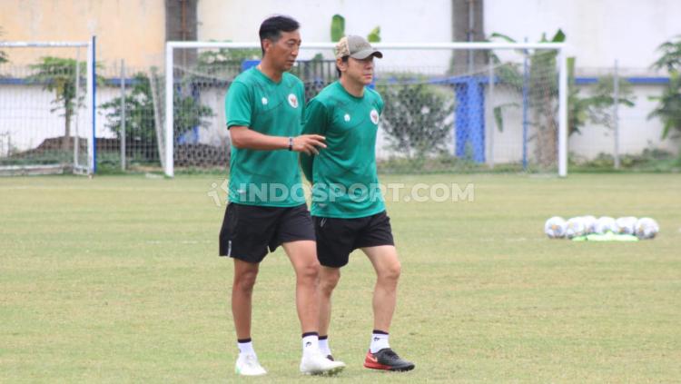 Pelatih Shin Tae-yong bersama asistennya pada latihan Timnas Indonesia sebagai persiapan FIFA Matchday menghadapi Curacao di Stadion Sidolig, Bandung, Kamis (22/09/22).