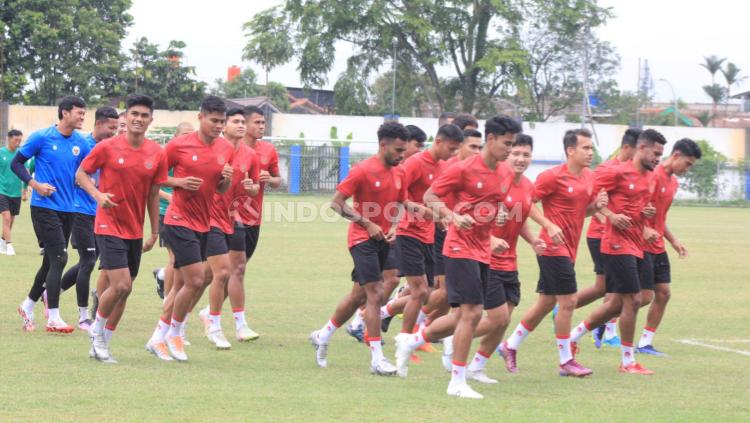 Indosport - Latihan Timnas Indonesia sebagai persiapan FIFA Matchday menghadapi Curacao di Stadion Sidolig, Bandung, Kamis (22/09/22).