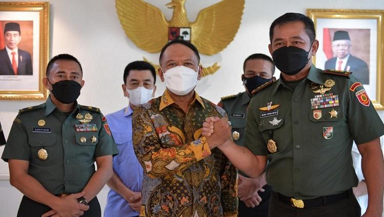 Menpora RI Zainudin Amali menerima audiensi Ketua Umum Persatuan Judo Seluruh Indonesia (PJSI) Letjen. TNI Maruli Simanjuntak dan rombongan di ruang kerjanya. - INDOSPORT