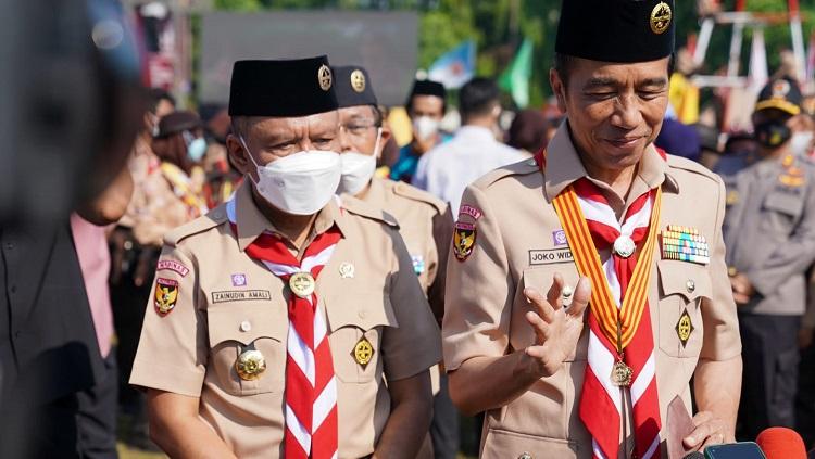 Menpora Zainudin Amali mendampingi Presiden Joko Widodo. - INDOSPORT