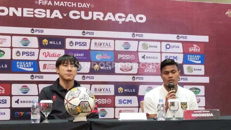Pelatih Shin Tae-yong bersama kapten Fachrudin Aryanto (kanan) pada jumpa pers jelang laga FIFA Matchday antara Timnas Indonesia vs Curacao di Bandung, Jumat (23/09/22).