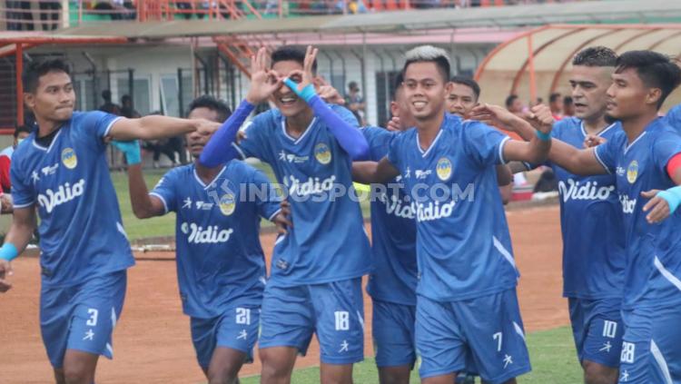 Indosport - Selebrasi para pemain PSIM Yogyakarta usai mencetak gol ke gawang Persekat pada lanjutan Liga 2 di Stadion Maguwoharjo, Jumat (23/09/22).