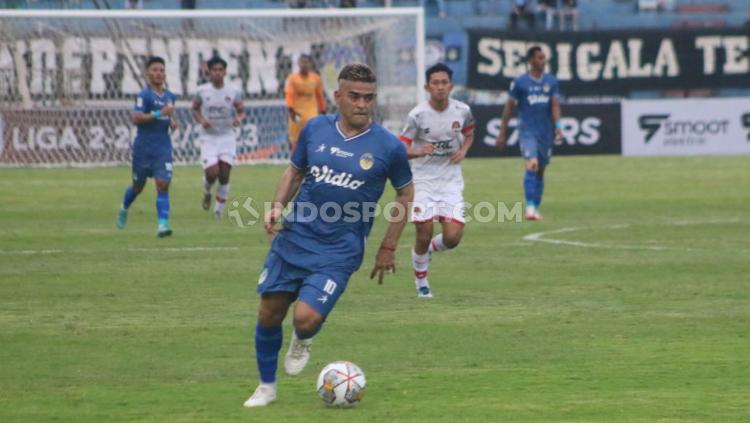 Aksi striker PSIM Yogyakarta, Cristian Gonzales saat berhadapan dengan Persekat pada lanjutan Liga 2 di Stadion Maguwoharjo, Jumat (23/09/22).