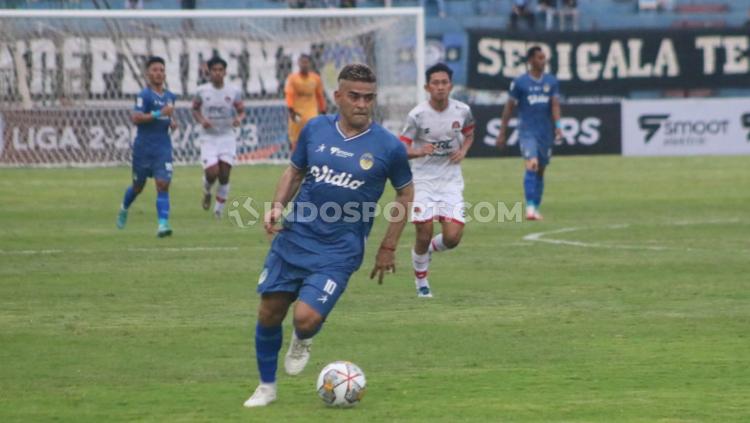 Indosport - Aksi striker PSIM Yogyakarta, Cristian Gonzales saat berhadapan dengan Persekat pada lanjutan Liga 2 di Stadion Maguwoharjo, Jumat (23/09/22).
