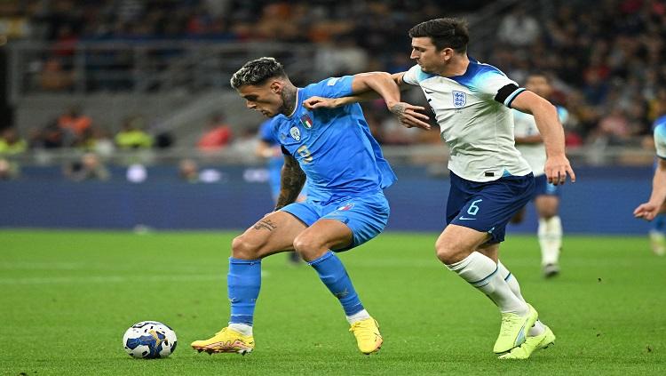 Indosport - Bek Inggris, Harry Maguire mencoba merebut bola dari penyerang Italia, Gianluca Scamacca di laga UEFA Nations League REUTERS/Alberto Lingria
