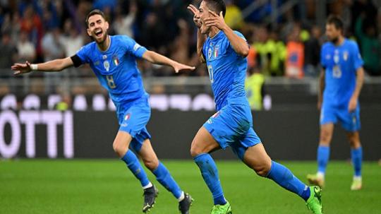 Pemain Italia, Giacomo Raspadori merayakan gol ke gawang Inggris di UEFA Nations League REUTERS/Alberto Lingria