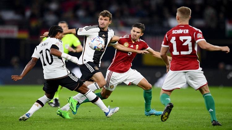 Aksi Thomas Muller dan Serge Gnabry dalam laga Jerman vs Hungaria di UEFA Nations League REUTERS/Annegret Hilse