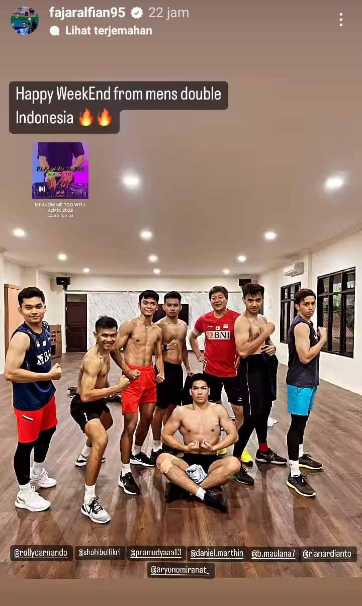 Pemain ganda putra Indonesia memamerkan otot-ototnya yang kuat. Foto: Instastory@fajaralvian95 Hak Cipta: Instastory@fajaralvian95