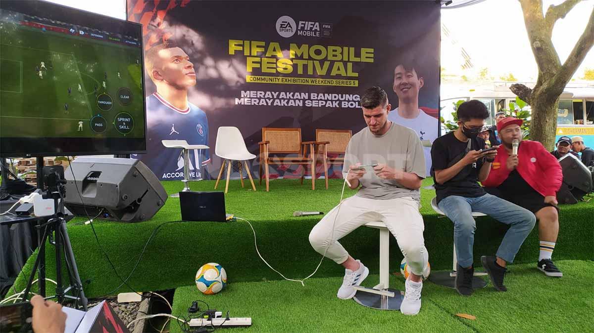 Bek Persib Bandung, Nick Kuipers meriahkan FIFA Mobile Community Series Bandung. - INDOSPORT