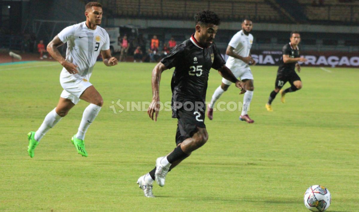 Aksi Yakob Sayuri dalam laga timnas Indonesia vs Curacao di Stadion GBLA, Sabtu (24/9/22). - INDOSPORT