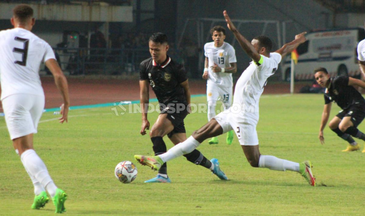 Pemain Curacao melakukan tackle ke arah striker Timnas Indonesia, Dimas Drajad (kedua kanan) pada laga FIFA Match Day di Stadion GBLA, Sabtu (24/09/22).