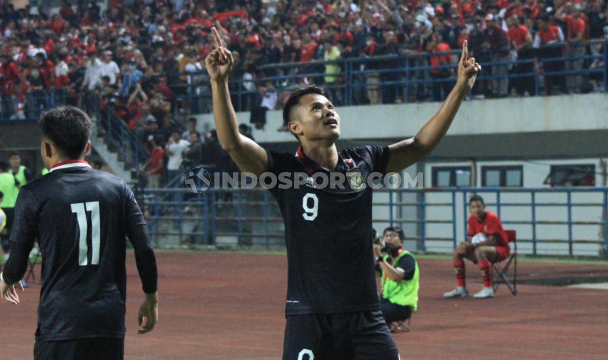 Indosport - Selebrasi striker Timnas Indonesia, Dimas Drajad usai mencetak gol ketiga ke gawang Curacao pada laga FIFA Match Day di Stadion GBLA, Sabtu (24/09/22).