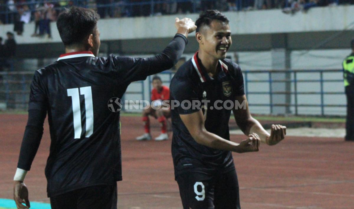 Selebrasi striker Timnas Indonesia, Dimas Drajad usai mencetak gol ketiga ke gawang Curacao pada laga FIFA Match Day di Stadion GBLA, Sabtu (24/09/22).