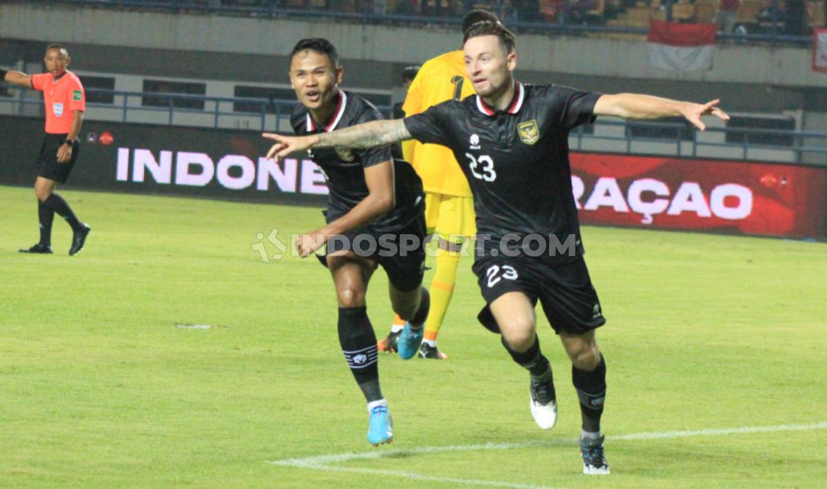 Gelandang Timnas Indonesia, Marc Klok batal tampil pada laga uji coba kedua melawan Curacao di Stadion Pakansari, Selasa (27/09/22). - INDOSPORT