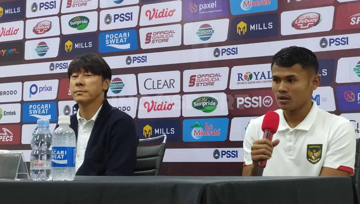 Pelatih timnas Indonesia, Shin Tae-yong bersama pemainnya Dimas Drajad, usai FIFA Match Day menghadapi Curacao. - INDOSPORT