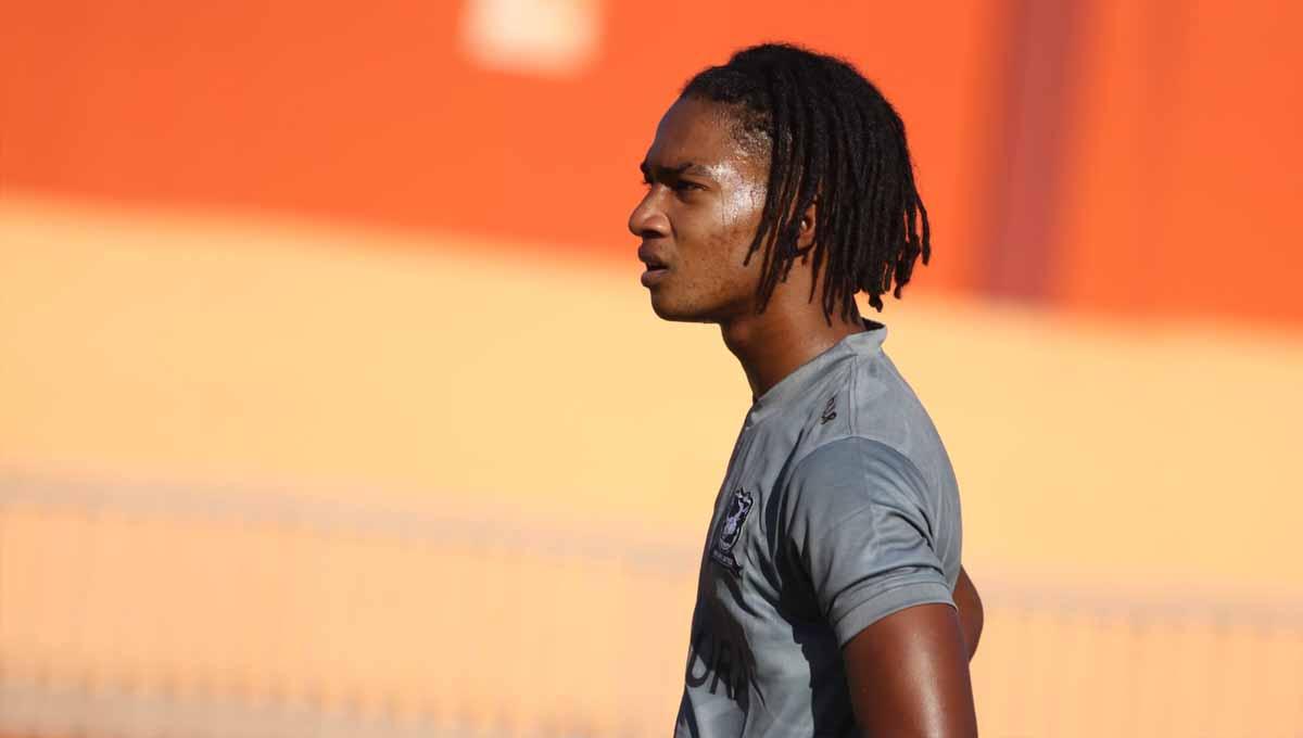 Pemain Madura United Ronaldo Kwateh saat latihan bersama timnya.