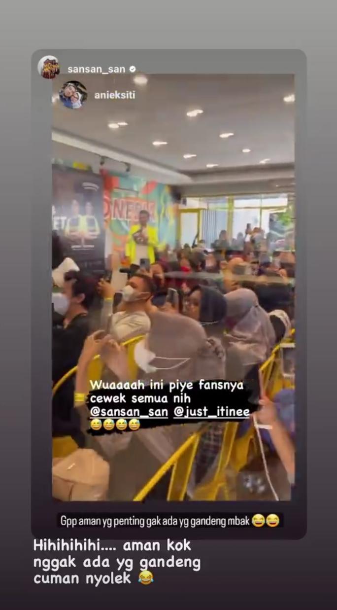 Instagram Story @aniekksiti Copyright: Sandiani Arif Reaksi Hendra Setiawan Dikelilingi Fans Cantik di Warong Pasak Temu Sapa