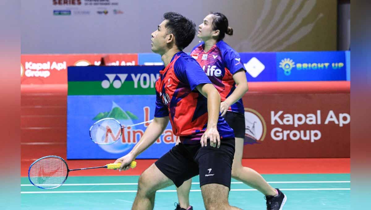 Pasangan ganda capuran Indonesia M. Reza Pahlevi Isfahani/Melati Daeva Oktavianti di turnamen Kapal Api Indonesia International Series 2022. Foto: PBSI