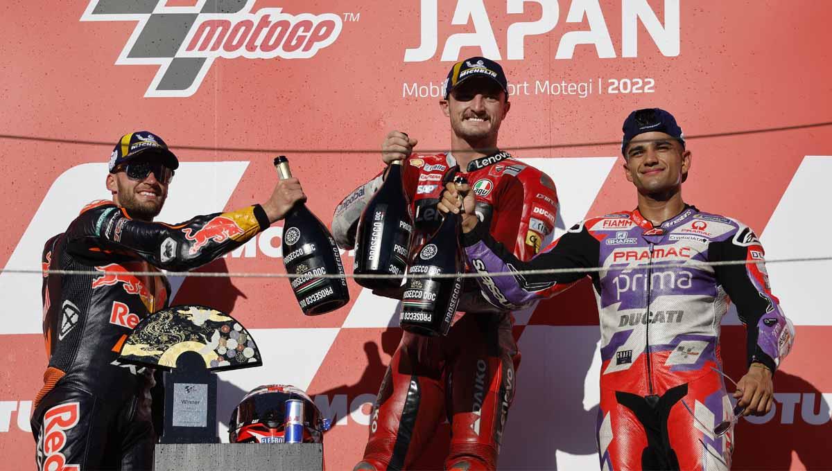 Pembalap Ducati Jack Miller merayakan di podium setelah memenangkan balapan bersama pebalap Red Bull KTM Factory Racing Brad Binder dan pebalap Pramac Racing Jorge Martin. Foto: REUTERS/Issei Kato