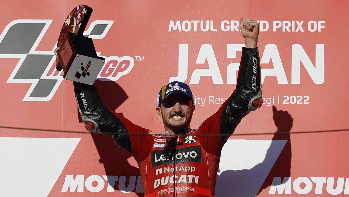 Pembalap Ducati Jack Miller mengangkat trofi saat ia merayakan di podium setelah memenangkan perlombaan. Foto: REUTERS/Issei Kato
