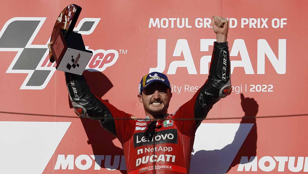 Pembalap Ducati Jack Miller mengangkat trofi saat ia merayakan di podium setelah memenangkan perlombaan. Foto: REUTERS/Issei Kato - INDOSPORT