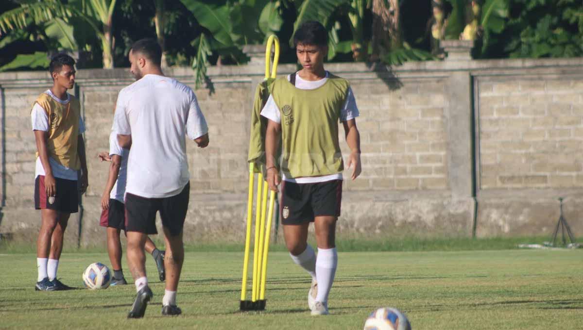 Gelandang Bali United, I Made Tito Wiratama, menegaskan komitmennya untuk dunia pendidikan. Foto: Nofik Lukman Hakim/INDOSPORT