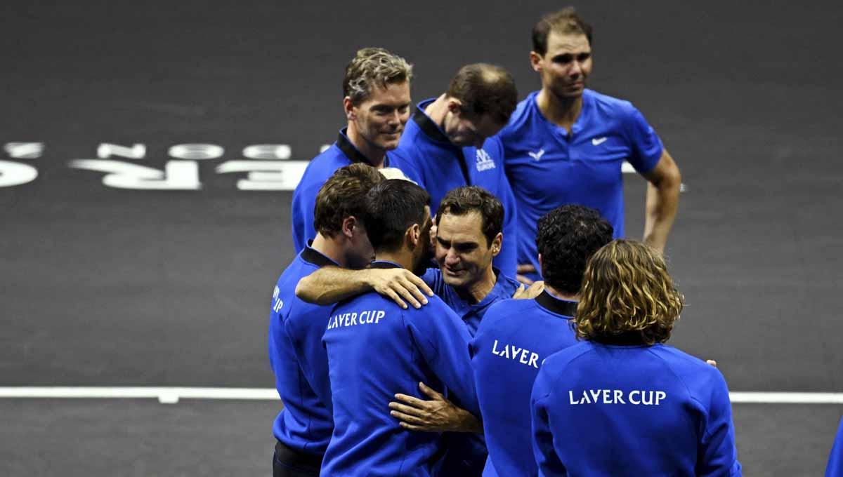 Roger Federer bersama para anggota Team Europe di Laver Cup 2022. Foto: REUTERS/Dylan Martinez.