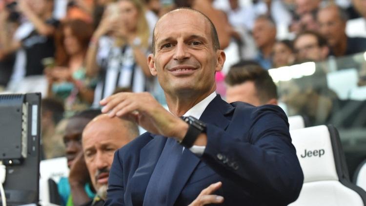 Pelatih Juventus, Massimiliano Allegri, mesti sungkem ke Andrea Pirlo usai tampil ganas dan pimpin klasemen sementara Liga Italia (Serie A) 2023-2024. Foto: REUTERS/Massimo Pinca.