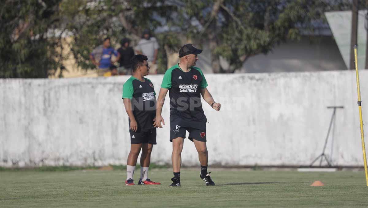 Indosport - Pelatih PSM Makassar, Bernardo Tavares, saat memimpin latihan di Stadion Kalegowa, Senin (25/09/22). Foto: Adriyan Adirizky R/INDOSPORT