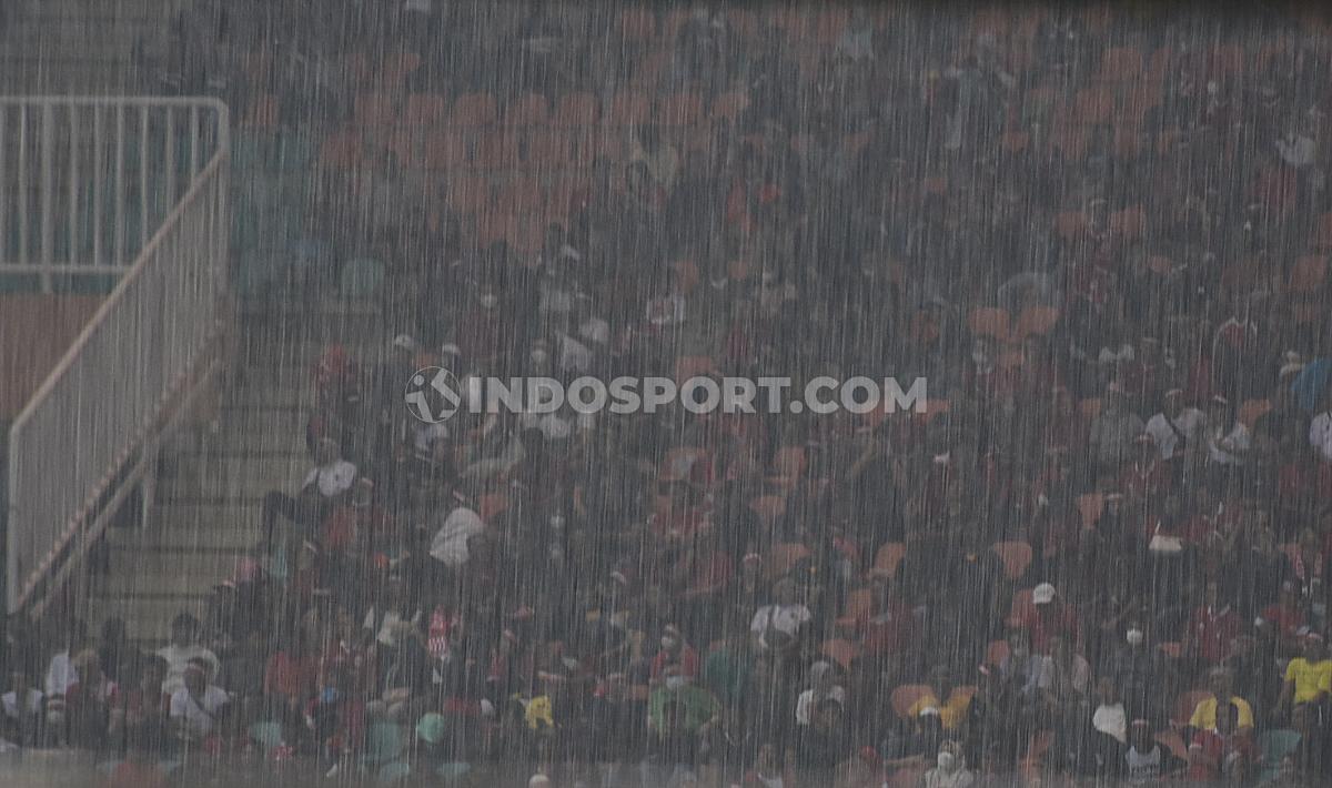 Hujan turun di Stadion Pakansari jelang kick-off Timnas Indonesia vs Curacao. - INDOSPORT