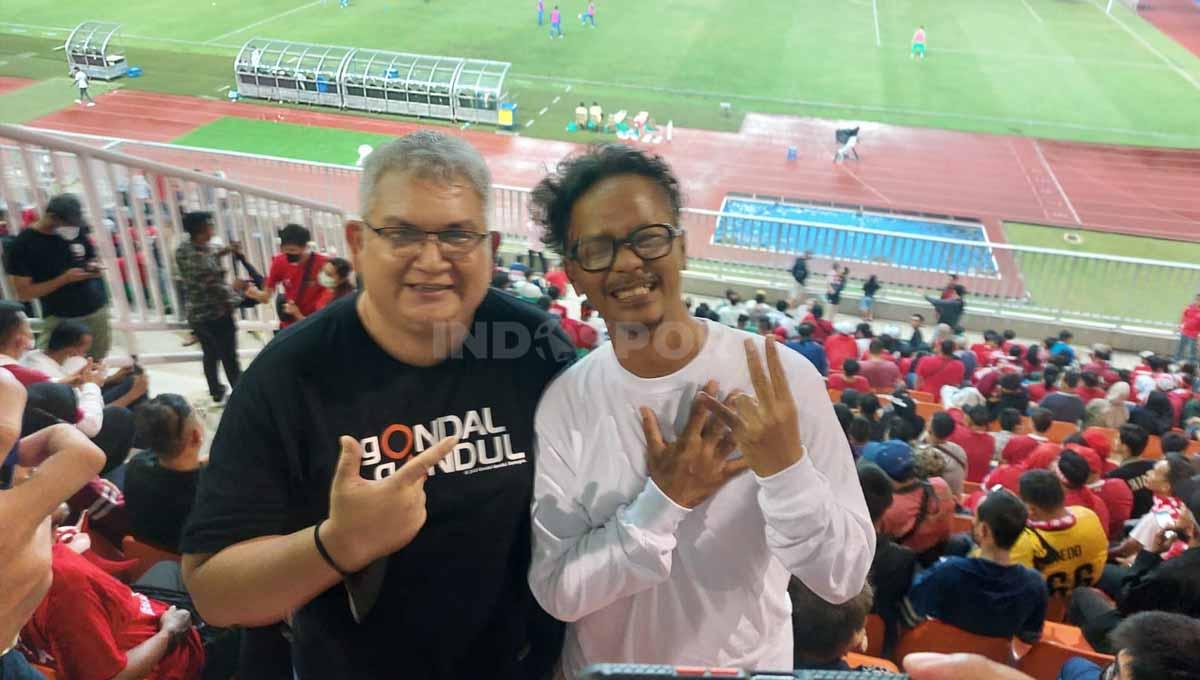 Mesra Eks Ketum The Jakmania, Bung Ferry bersama Ketua Viking, Heru Joko menonton bersama Timnas Indonesia vs Curacao di Stadion Pakansari, Selasa (27/09/22).