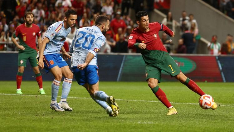 Aksi Cristiano Ronaldo (kanan) di laga UEFA Nations League Portugal vs Spanyol (28/09/22). (Foto: REUTERS/Pedro Nunes)
