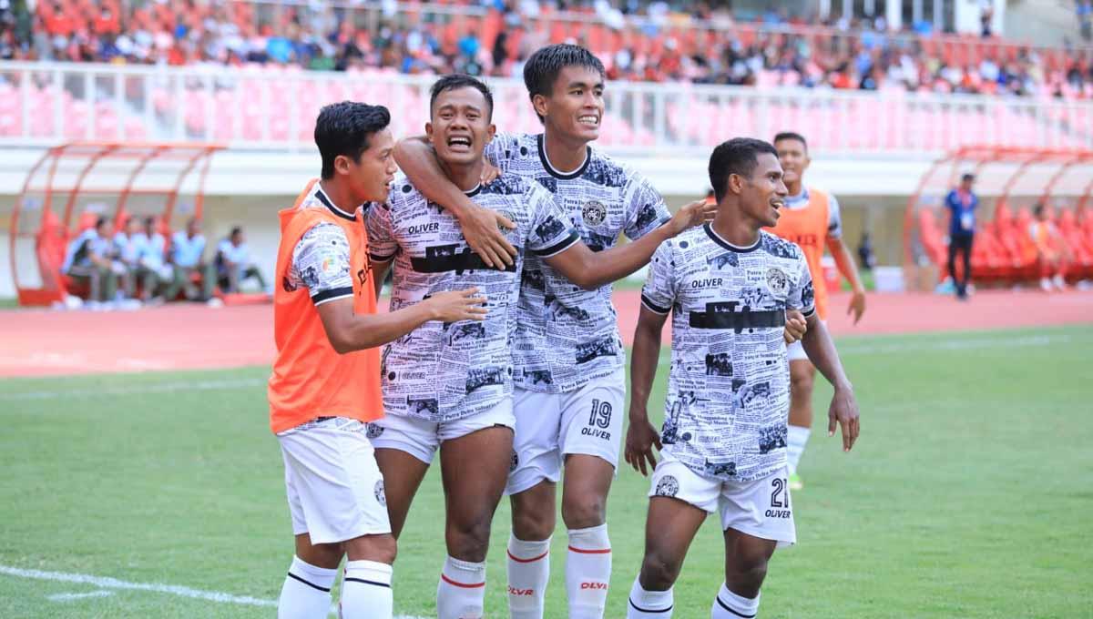 Selebrasi gol pemain PDS ke gawang Persipura di Liga 2 2022.
