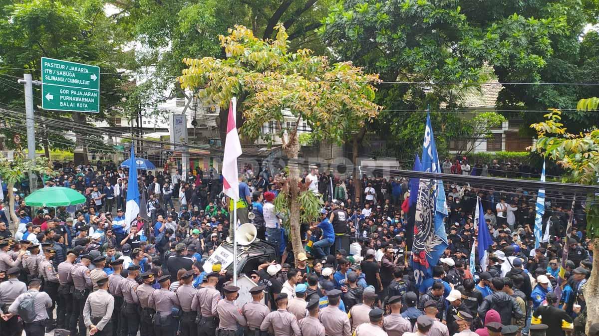 Bobotoh gelar aksi di Graha Persib, terkait tiket kandang Persib. Foto: Arif Rahman/INDOSPORT