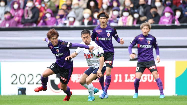 Pemain Timnas Jepang, Yuta Nagatomo (tengah) yang saat ini memperkuat klub J-League F.C Tokyo. - INDOSPORT